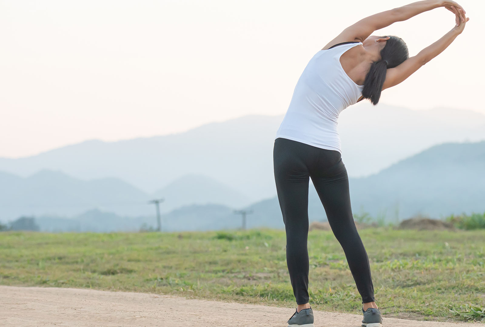 균형을 되찾기 위해 몸의 흐름을 자연스럽게 늘려주는 스트레칭 동작