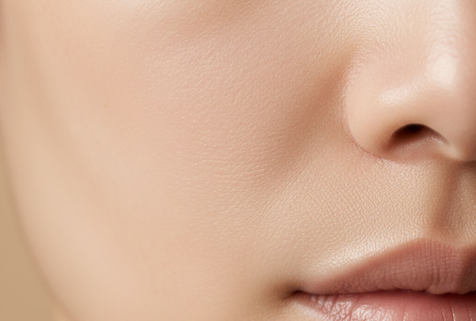 편안해진 피부 장벽과 부드러운 피부결을 보여주는 클로즈업 이미지